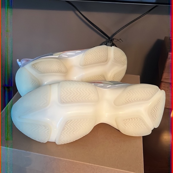 Steve Madden cloud sole sneakers - Picture 2 of 8